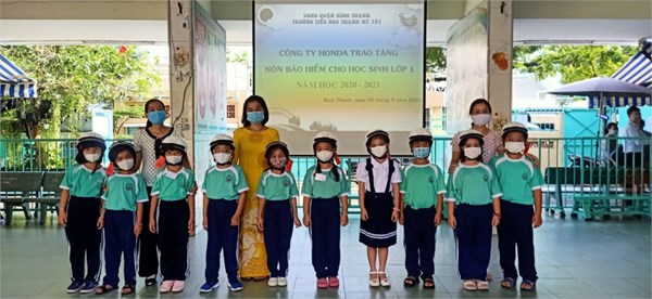 CÔNG TY HONDA TRAO TẶNG NÓN BẢO HIỂM CHO HỌC SINH LỚP 1 NĂM HỌC 2020-2021